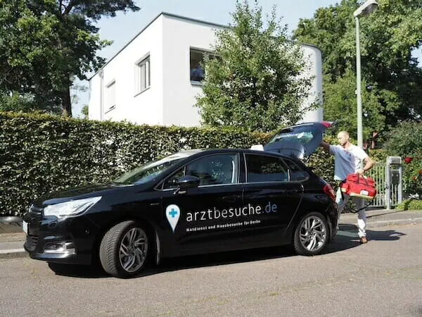 Arzt bei einem Hausbesuch in Berlin — medizinische Versorgung zu Hause