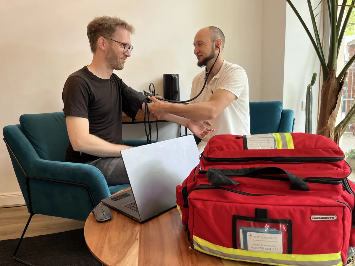 Dr. Steffin bei der Blutdruckmessung — persönliche Betreuung