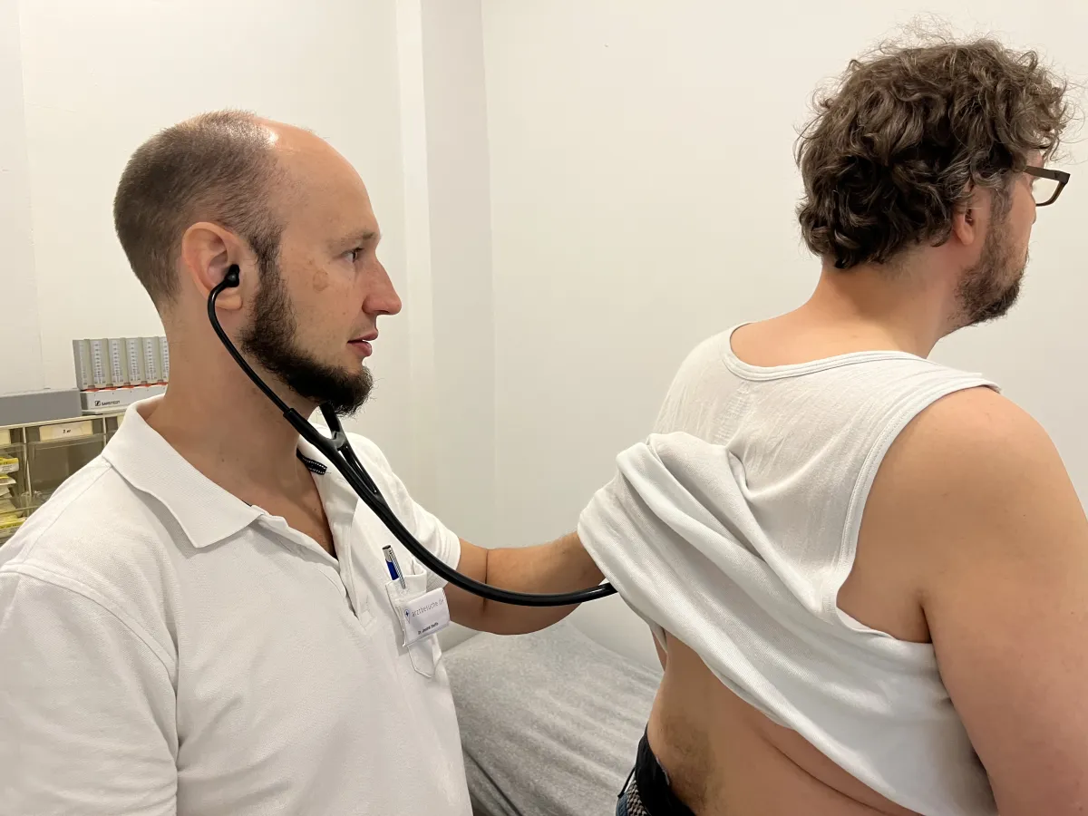 Dr. Steffin bei einer Untersuchung mit Stethoskop
