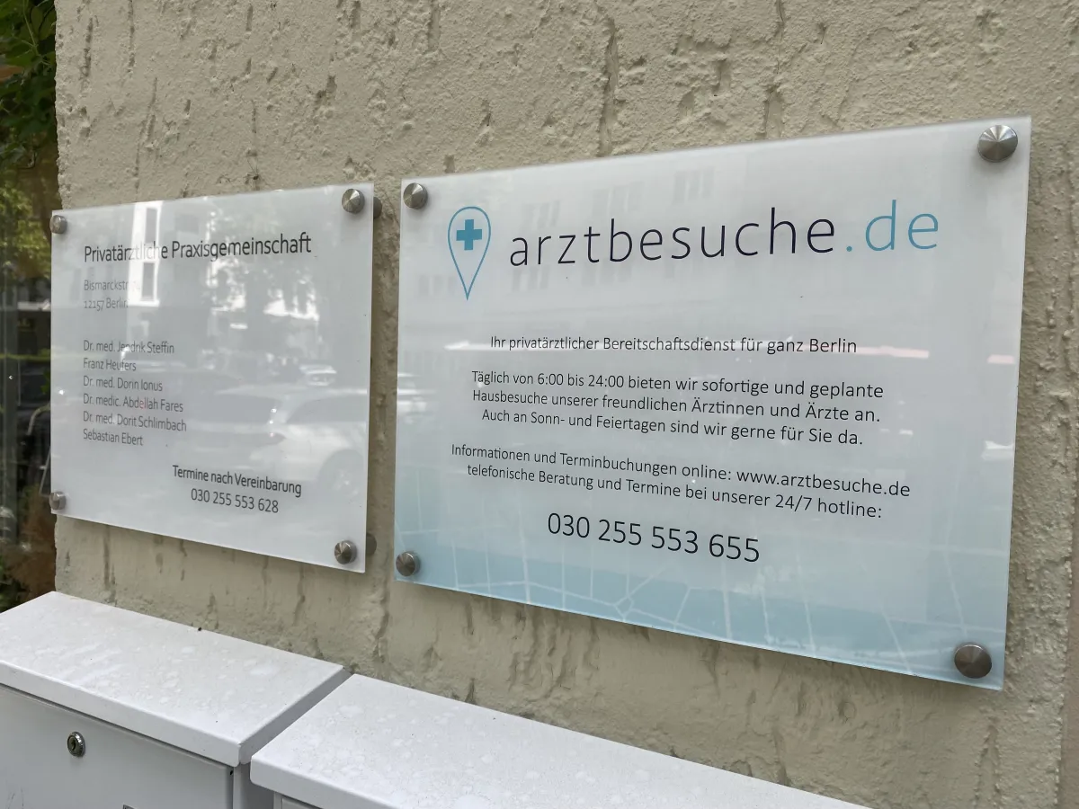 Praxis-Schild — Bismarckstraße 74, 12157 Berlin